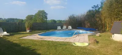 Piscine de l'établissement Les Gîtes de la Cour au Mercier ou située à proximité
