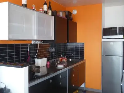 Cuisine ou kitchenette dans l'établissement La mer!