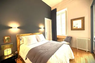 Un ou plusieurs lits dans un hébergement de l'établissement Illustre-Appartement de caractère hypercentre-Balcon