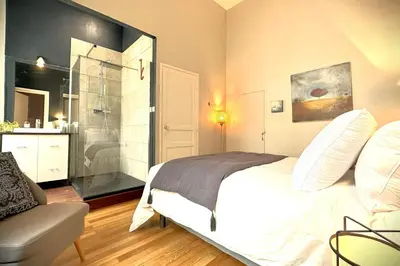 Un ou plusieurs lits dans un hébergement de l'établissement Illustre-Appartement de caractère hypercentre-Balcon