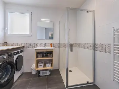 Salle de bains dans l'établissement Maison de Campagne au Calme avec Terrasse, 3 Chambres - FR-1-306-1300