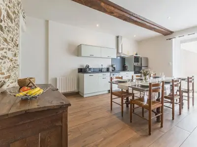 Cuisine ou kitchenette dans l'établissement Maison de Campagne au Calme avec Terrasse, 3 Chambres - FR-1-306-1300