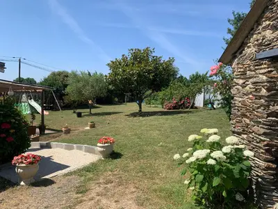 Jardin de l'établissement Gîte de la Bourrelière, Meublé de tourisme 3 étoiles