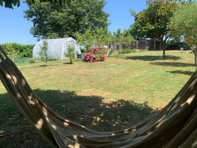 Jardin de l'établissement Gîte de la Bourrelière, Meublé de tourisme 3 étoiles