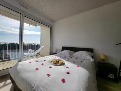 Un ou plusieurs lits dans un hébergement de l'établissement Appartement rénové pour 4 pers., vue mer, salle de jeux et parking inclus - FR-1-364-180