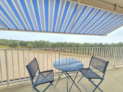 Balcon ou terrasse dans l'établissement Appartement rénové pour 4 pers., vue mer, salle de jeux et parking inclus - FR-1-364-180