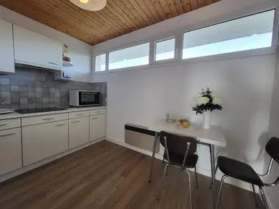 Cuisine ou kitchenette dans l'établissement Appartement rénové pour 4 pers., vue mer, salle de jeux et parking inclus - FR-1-364-180
