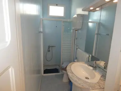 Salle de bains dans l'établissement Maison à Fromentine, 75m², 4 pers, jardin calme - FR-1-540-320
