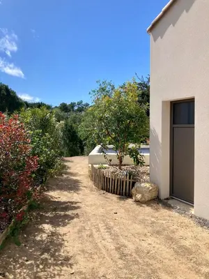 Jardin de l'établissement Villa avec Spa niché dans la forêt à deux pas des plages