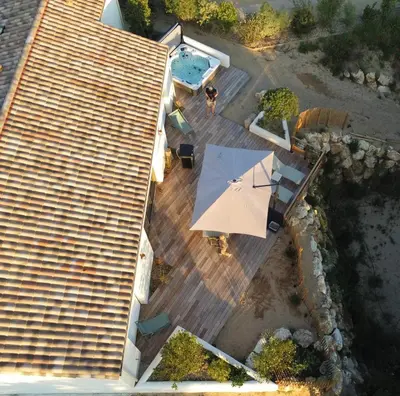 Vue panoramique sur l'établissement Villa avec Spa niché dans la forêt à deux pas des plages
