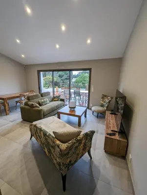 Coin salon dans l'établissement Villa avec Spa niché dans la forêt à deux pas des plages