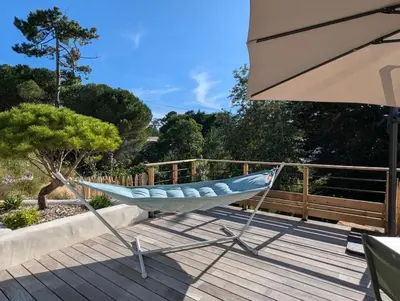 Balcon ou terrasse dans l'établissement Villa avec Spa niché dans la forêt à deux pas des plages