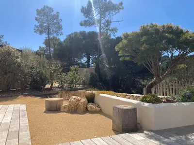 Jardin de l'établissement Villa avec Spa niché dans la forêt à deux pas des plages