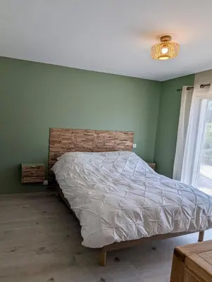 Un ou plusieurs lits dans un hébergement de l'établissement Villa avec Spa niché dans la forêt à deux pas des plages