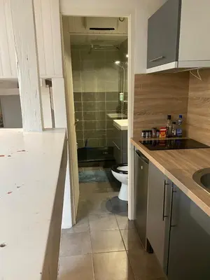 Cuisine ou kitchenette dans l'établissement Joli logement très accueillant