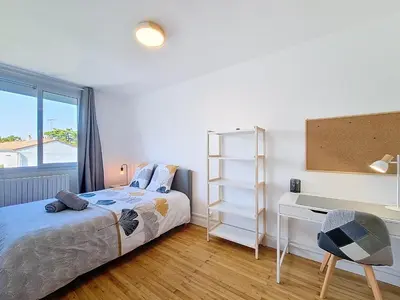 Un ou plusieurs lits dans un hébergement de l'établissement L'Urbaine, Maison de ville spacieuse, Jardin, WIFI