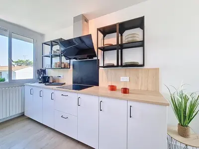 Cuisine ou kitchenette dans l'établissement L'Urbaine, Maison de ville spacieuse, Jardin, WIFI