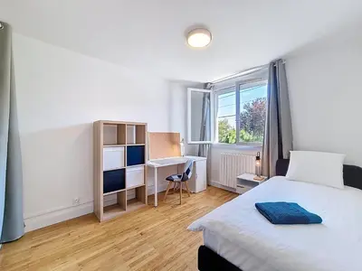 Un ou plusieurs lits dans un hébergement de l'établissement L'Urbaine, Maison de ville spacieuse, Jardin, WIFI