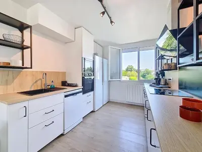 Cuisine ou kitchenette dans l'établissement L'Urbaine, Maison de ville spacieuse, Jardin, WIFI