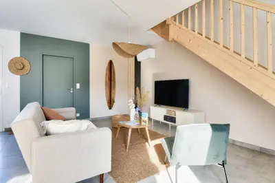 Télévision ou salle de divertissement dans l'établissement Belle maison pour 8 - 300m de la plage - Terrasse