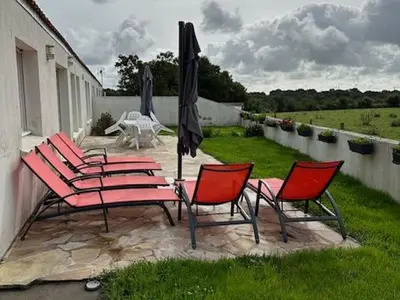 Jardin de l'établissement Gîte calme en campagne avec animaux acceptés, parking et wifi - FR-1-306-1302