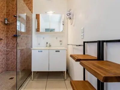 Salle de bains dans l'établissement Gîte calme en campagne avec animaux acceptés, parking et wifi - FR-1-306-1302