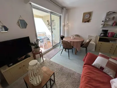 Télévision ou salle de divertissement dans l'établissement Appartement lumineux 4 couchages, balcon, parking - Saint-Jean-de-Monts - FR-1-224C-344