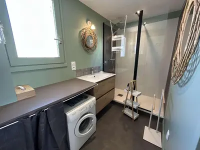 Salle de bains dans l'établissement Appartement lumineux 4 couchages, balcon, parking - Saint-Jean-de-Monts - FR-1-224C-344
