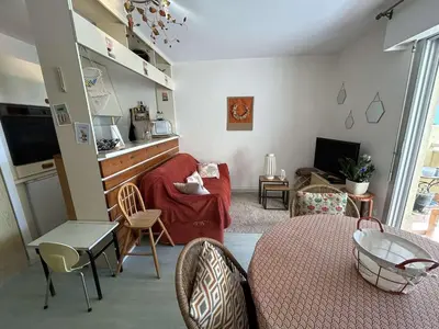 Cuisine ou kitchenette dans l'établissement Appartement lumineux 4 couchages, balcon, parking - Saint-Jean-de-Monts - FR-1-224C-344