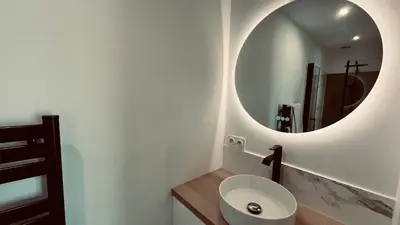 Salle de bains dans l'établissement T2 des pins, océan et soleil