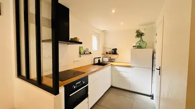 Cuisine ou kitchenette dans l'établissement T2 des pins, océan et soleil