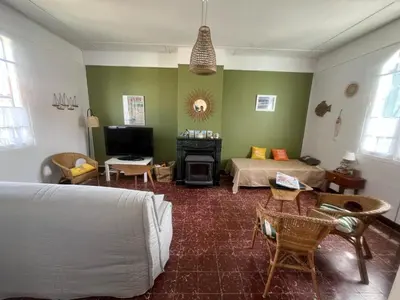 Télévision ou salle de divertissement dans l'établissement Maison avec jardin à 150 m de la plage