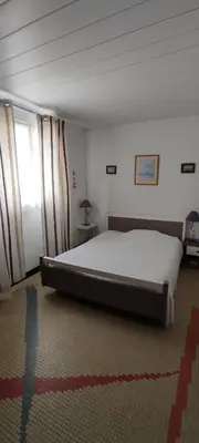Un ou plusieurs lits dans un hébergement de l'établissement Maison avec jardin à 150 m de la plage
