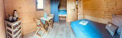 Coin salon dans l'établissement Les Roulottes De La Basse Maunerie