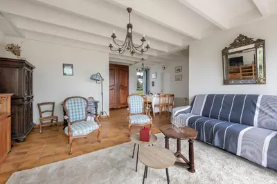 Coin salon dans l'établissement Maison pour 8, vue mer, 400m de la plage