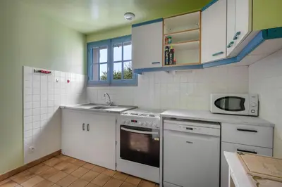 Cuisine ou kitchenette dans l'établissement Maison pour 8, vue mer, 400m de la plage