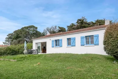 Jardin de l'établissement Maison pour 8, vue mer, 400m de la plage