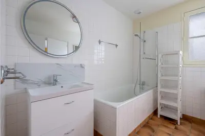Salle de bains dans l'établissement Maison pour 8, vue mer, 400m de la plage
