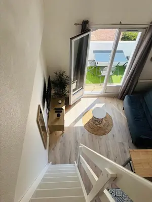 Coin salon dans l'établissement Duplex cosy neuf - wifi - balcon - en bordure de forêt de pins - proche plage