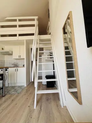 Cuisine ou kitchenette dans l'établissement Duplex cosy neuf - wifi - balcon - en bordure de forêt de pins - proche plage