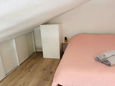 Un ou plusieurs lits dans un hébergement de l'établissement Duplex cosy neuf - wifi - balcon - en bordure de forêt de pins - proche plage