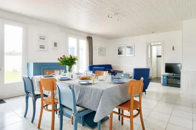 Coin salon dans l'établissement Maison pour 10 avec jardin à Noirmoutier