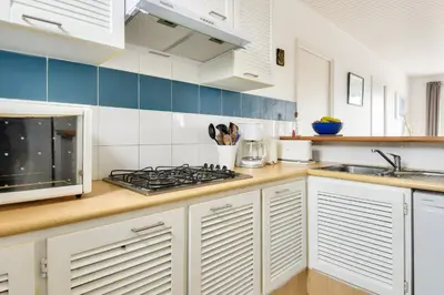 Cuisine ou kitchenette dans l'établissement Maison pour 10 avec jardin à Noirmoutier