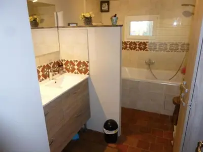 Salle de bains dans l'établissement Gîte historique du Sourdy 17km Puy duFou