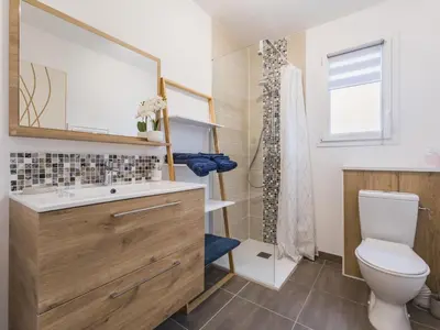 Salle de bains dans l'établissement Chambre cosy avec terrasse privative et wifi à Missillac - FR-1-306-1306