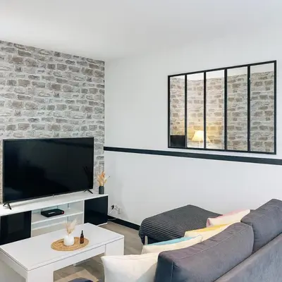 Télévision ou salle de divertissement dans l'établissement T2 paisible avec balcon verdoyant