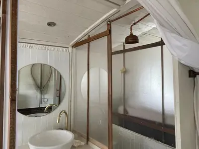 Salle de bains dans l'établissement Bateau traditionnel de Loire face au château d'Angers