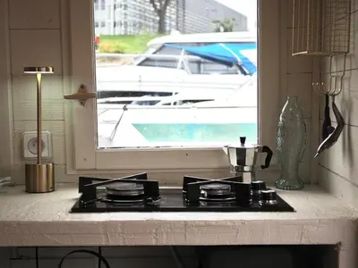 Cuisine ou kitchenette dans l'établissement Bateau traditionnel de Loire face au château d'Angers