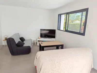 Télévision ou salle de divertissement dans l'établissement Maison cosy et spacieuse