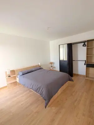 Un ou plusieurs lits dans un hébergement de l'établissement Maison cosy et spacieuse